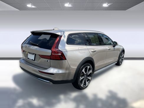 Certified 2025 Volvo V60 B5 Cross Country Ultra image 9