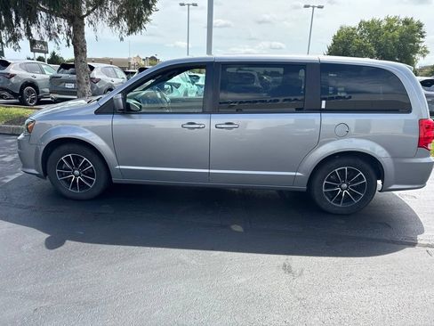 Used 2018 Dodge Grand Caravan SE FWD image 3
