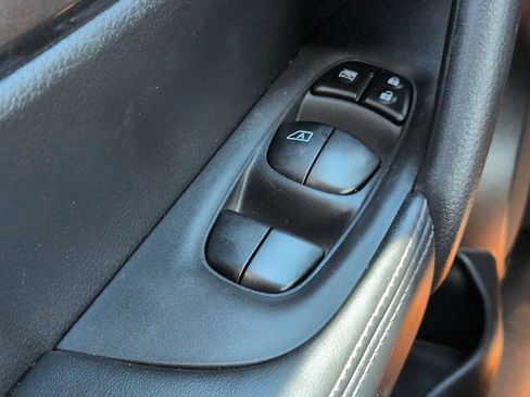 Used 2017 Nissan Rogue SV FWD image 24