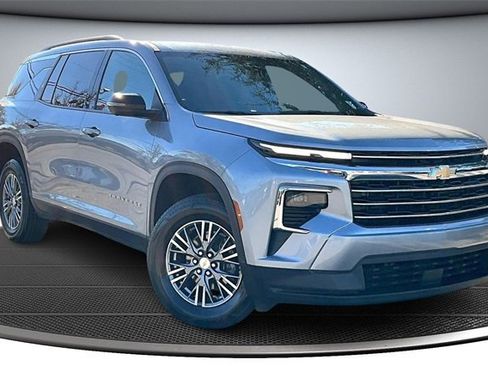 Used 2024 Chevrolet Traverse LT image 3