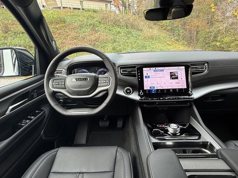 New 2025 Jeep Wagoneer L Series II w/ Premium Group I image 11