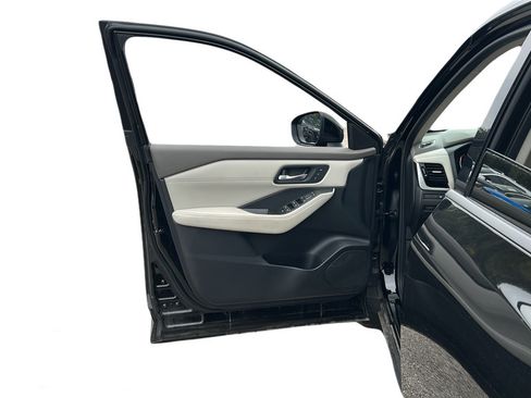 Used 2025 Nissan Rogue SL w/ Tech Package FWD image 29