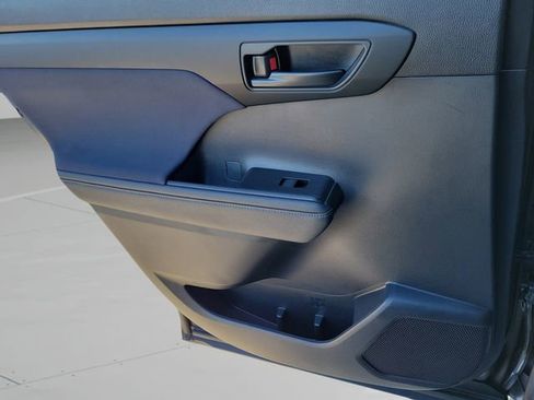 Used 2023 Toyota Highlander LE image 18