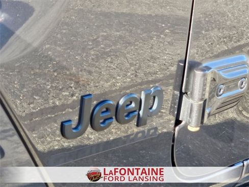 Used 2021 Jeep Gladiator Willys image 9