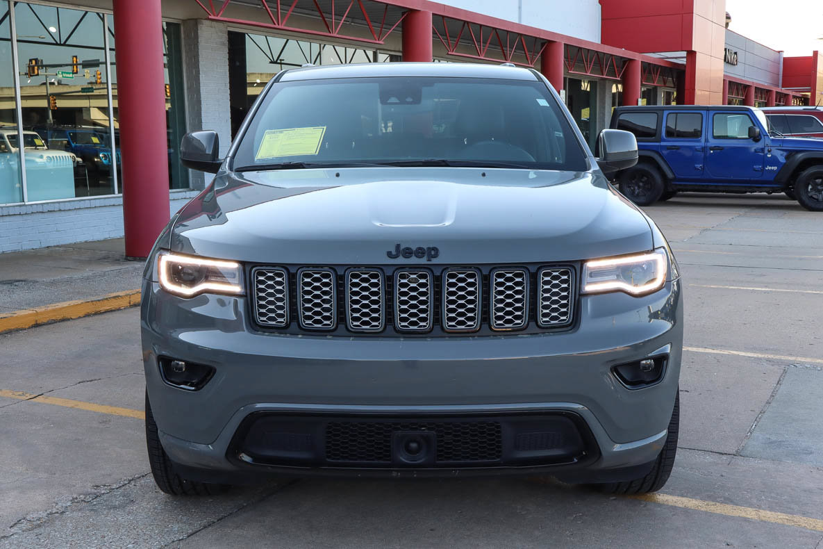 Used 2022 Jeep Grand Cherokee Laredo X RWD image 3