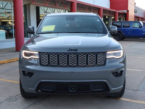 Used 2022 Jeep Grand Cherokee Laredo X image 3