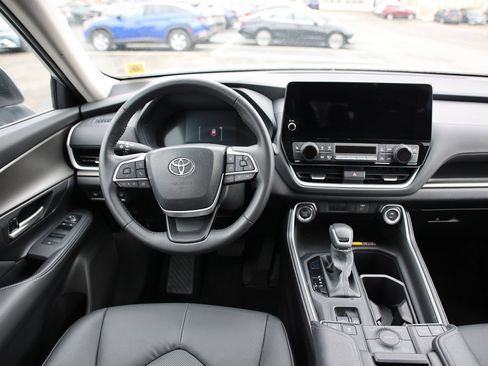 Used 2025 Toyota Grand Highlander AWD image 16