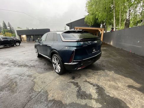 Certified 2025 Cadillac Lyriq Luxury AWD/4WD image 4