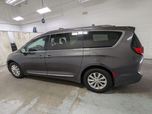 Used 2018 Chrysler Pacifica Touring-L FWD image 10