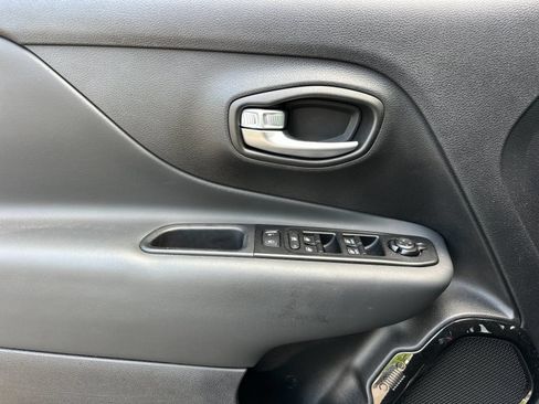 Used 2020 Jeep Renegade Altitude AWD/4WD image 10