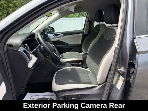 Used 2025 Volkswagen Taos SE FWD image 10