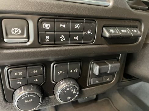 Used 2023 Chevrolet Suburban Premier w/ Advanced Technology Package AWD/4WD image 8