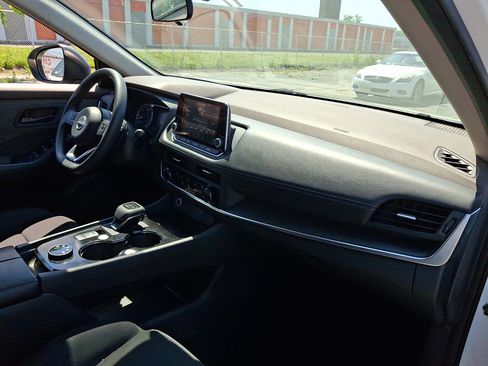 Used 2023 Nissan Rogue S AWD/4WD image 11