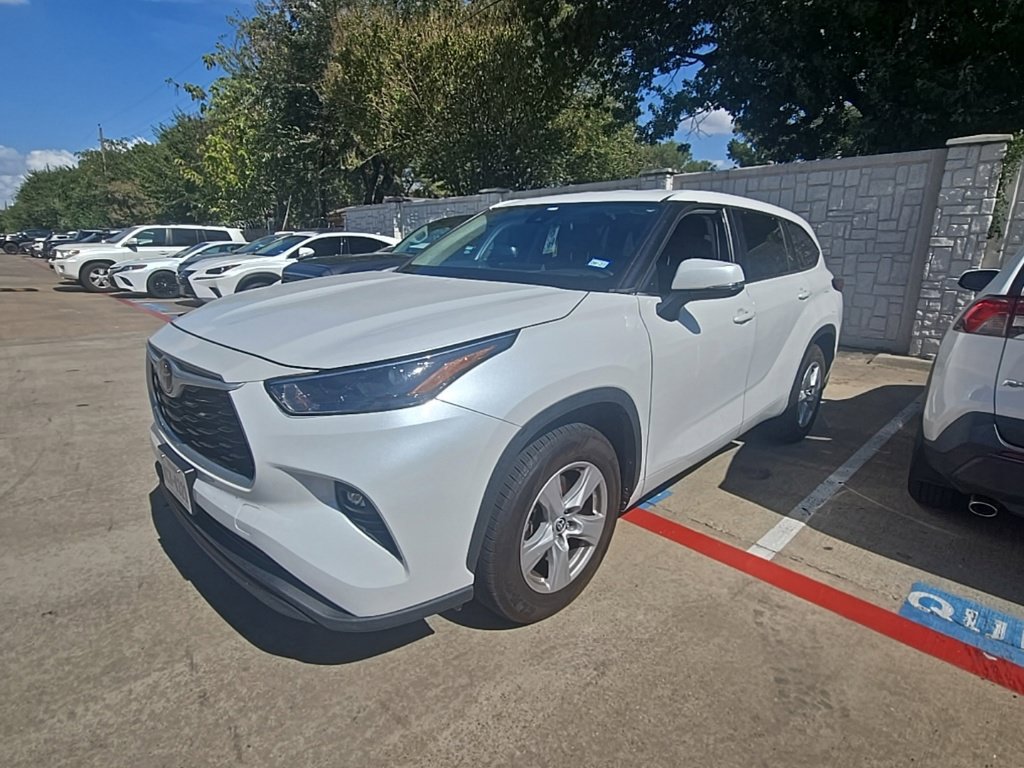Used 2023 Toyota Highlander LE FWD image 1