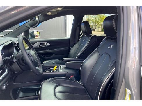 Used 2025 Chrysler Pacifica Limited FWD image 27