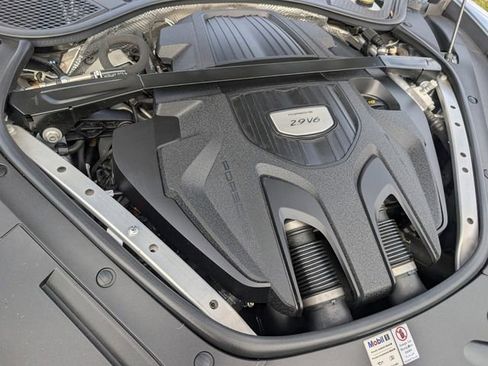 Used 2021 Porsche Panamera image 18