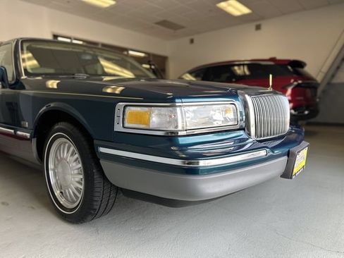Used 1997 Lincoln Town Car Signature RWD image 45
