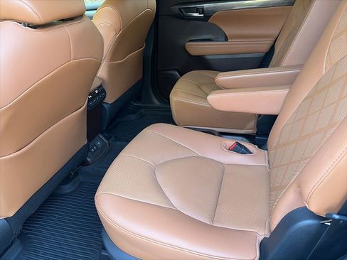 Used 2021 Toyota Highlander Platinum image 19