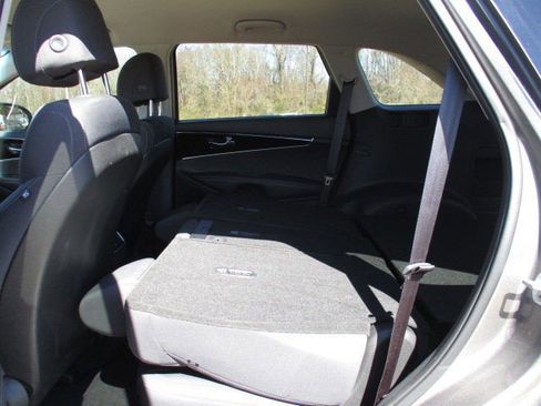 Used 2017 Kia Sorento LX w/ LX Convenience Package image 14