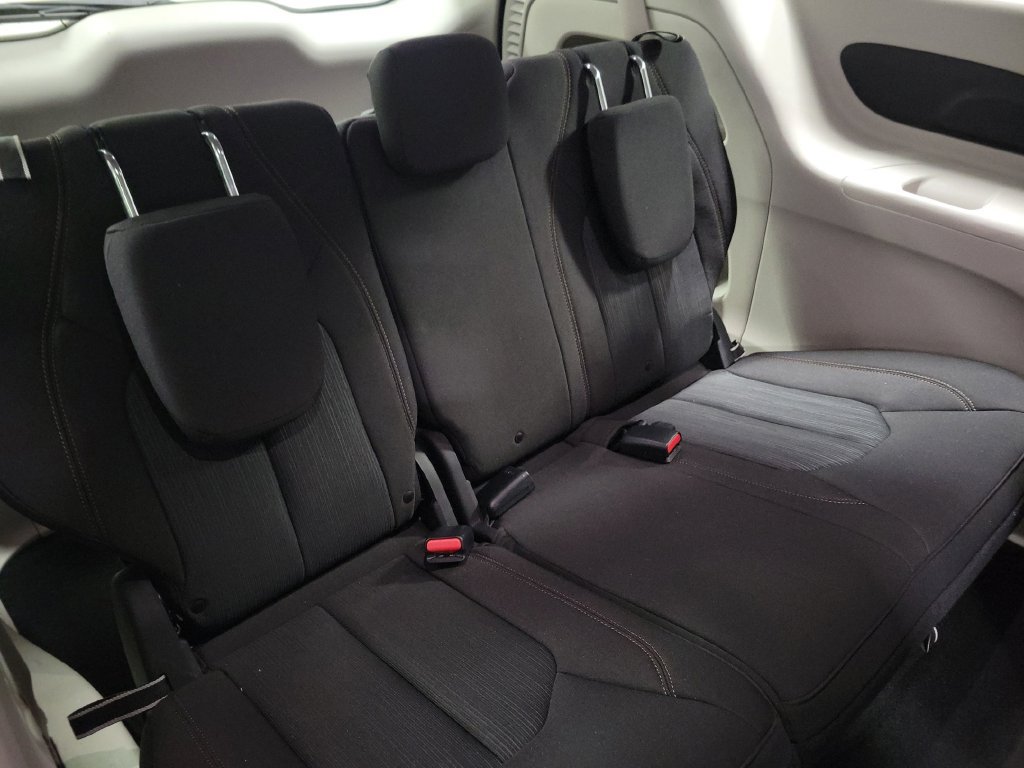 Used 2020 Chrysler Pacifica Touring FWD image 36