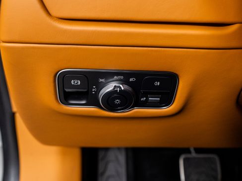 Used 2025 Aston Martin DB12 Coupe image 45