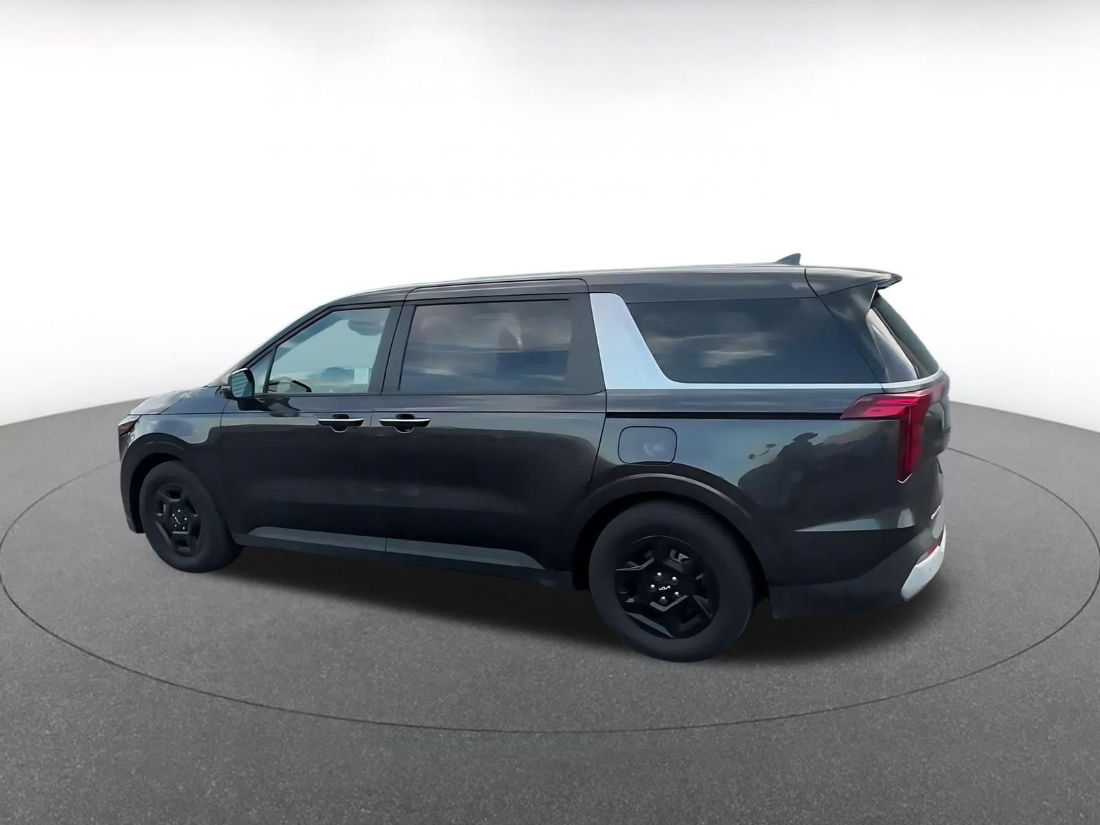 Used 2026 Kia Carnival FWD image 9
