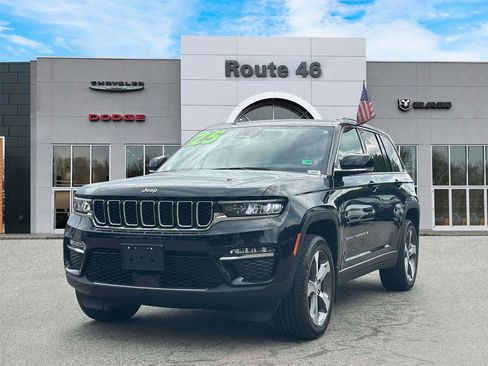 Used 2025 Jeep Grand Cherokee Limited w/ Trailer Tow Package AWD/4WD image 2