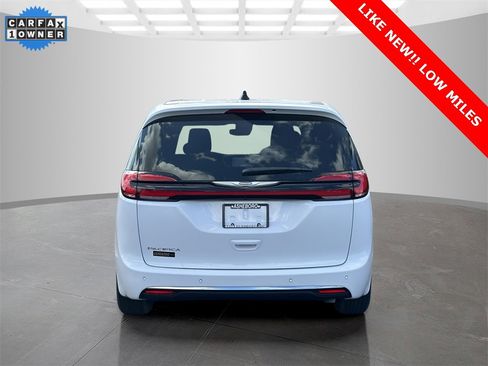 Used 2025 Chrysler Pacifica Select image 5