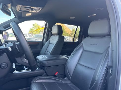 Used 2025 GMC Yukon XL Denali AWD/4WD image 4