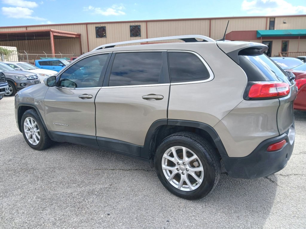 Used 2017 Jeep Cherokee Latitude FWD image 7