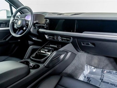 Used 2025 Porsche Cayenne image 45