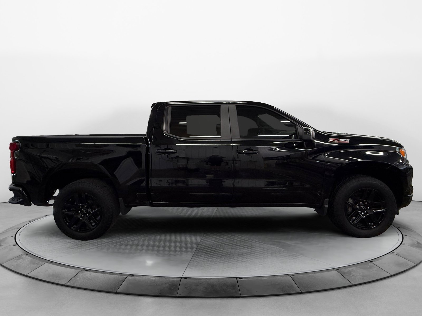 Used 2024 Chevrolet Silverado 1500 RST w/ Z71 Off-Road Package AWD/4WD image 2