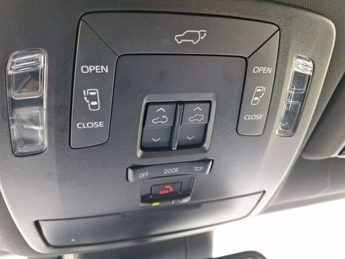 Used 2025 Toyota Sienna XSE image 29