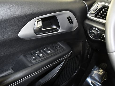 Used 2025 Chrysler Pacifica Limited image 32