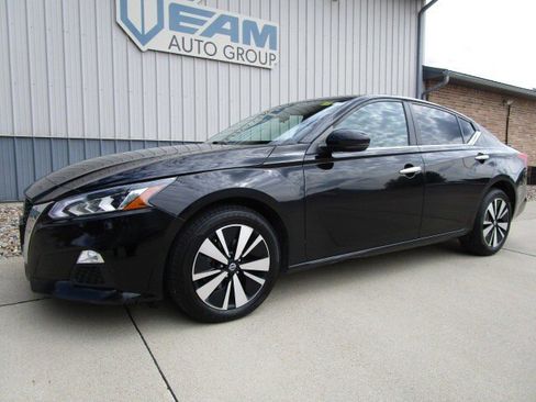 Used 2022 Nissan Altima 2.5 SV w/ SV Premium Package image 1