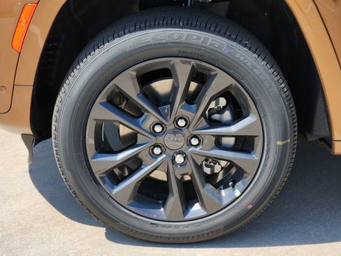 New 2026 Jeep Grand Cherokee L Limited AWD/4WD image 9