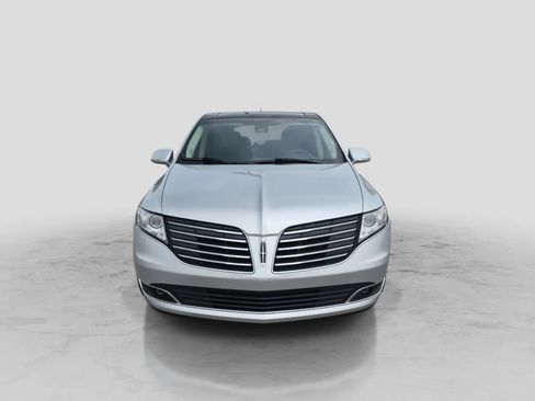 Used 2019 Lincoln MKT AWD image 3