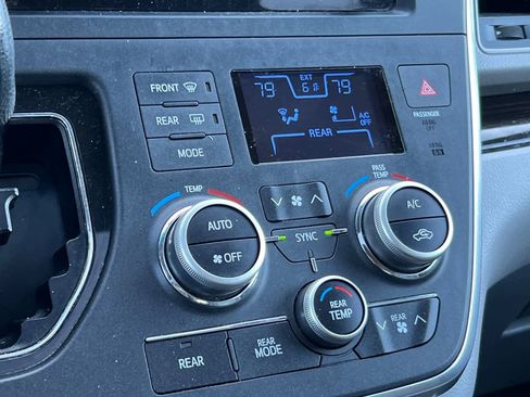 Used 2015 Toyota Sienna XLE FWD image 23