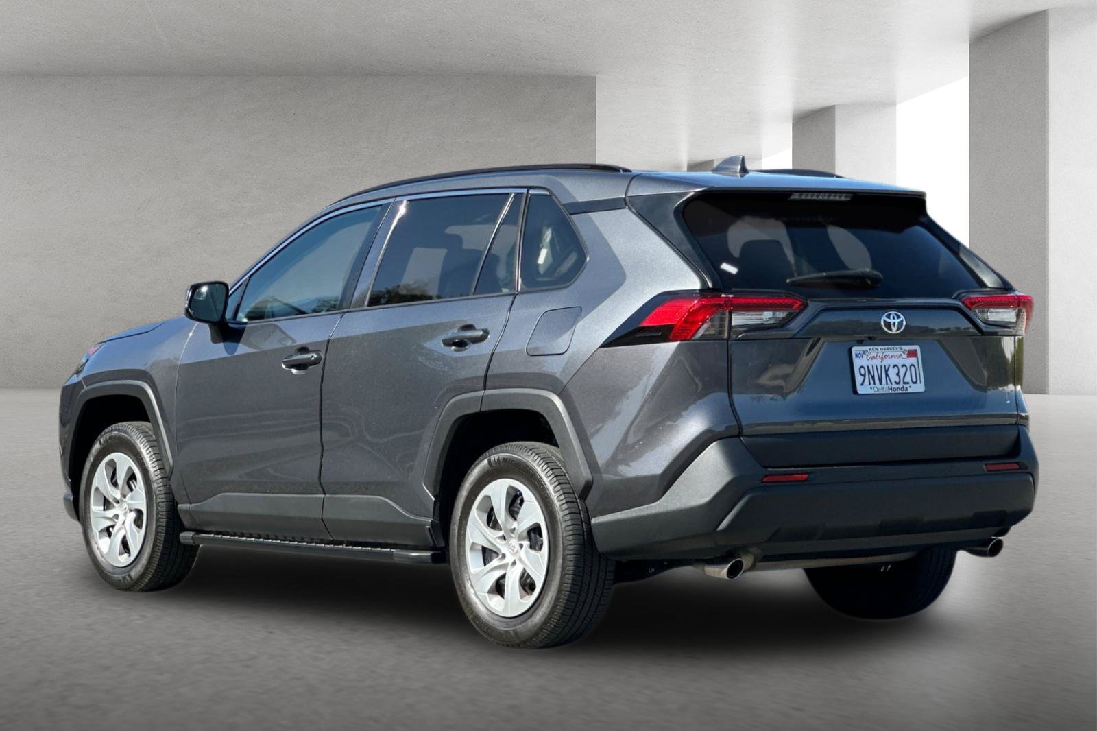 Used 2021 Toyota RAV4 LE FWD image 6