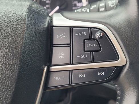 Used 2024 Toyota Highlander XLE image 17