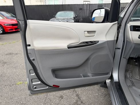 Used 2011 Toyota Sienna LE w/ Towing Pkg AWD/4WD image 17