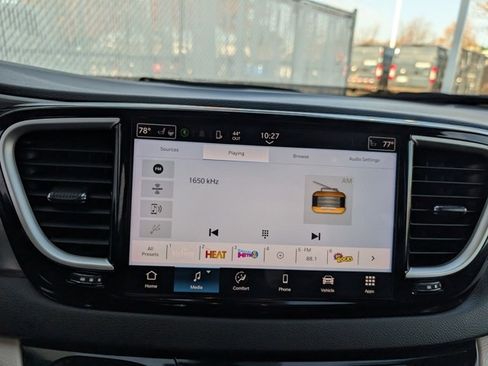 Used 2024 Chrysler Pacifica Touring-L image 15