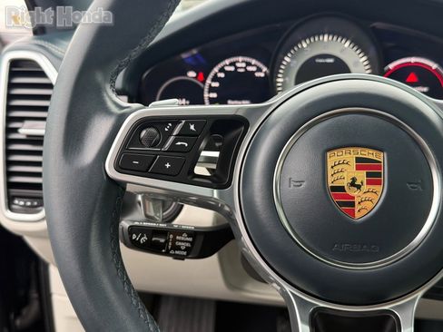 Used 2022 Porsche Cayenne Base image 16