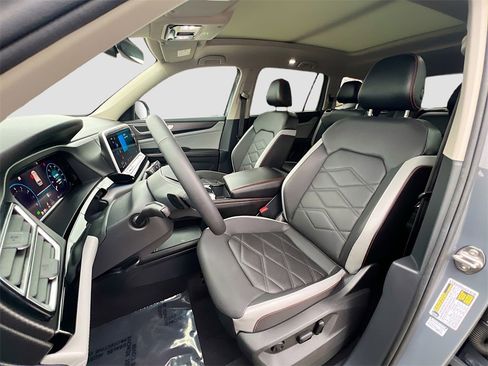 Used 2024 Volkswagen Atlas Peak Edition SE image 20