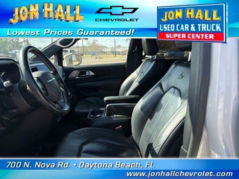 Used 2020 Chrysler Pacifica Touring-L w/ S Appearance Package image 22