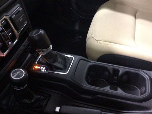 Used 2023 Jeep Gladiator Sport image 13