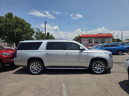 Used 2019 Cadillac Escalade ESV Luxury AWD/4WD image 3