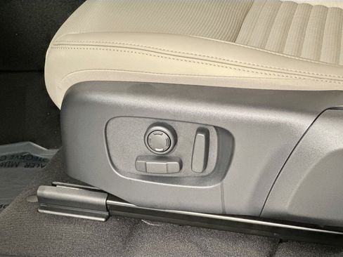 Used 2025 Land Rover Discovery Sport S image 18