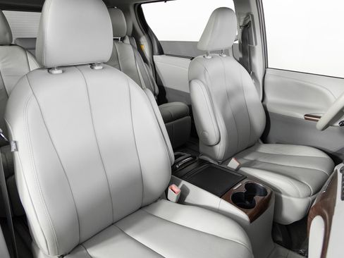 Used 2013 Toyota Sienna XLE image 29