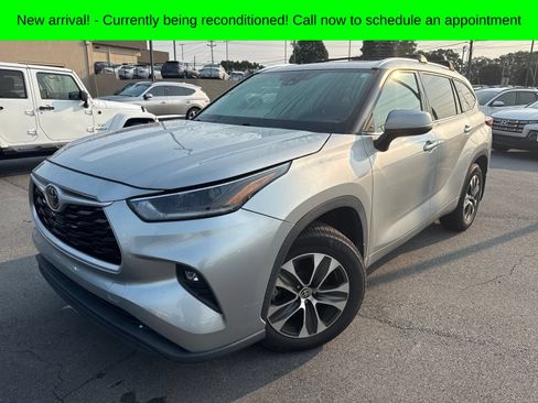 Used 2021 Toyota Highlander XLE AWD/4WD image 1